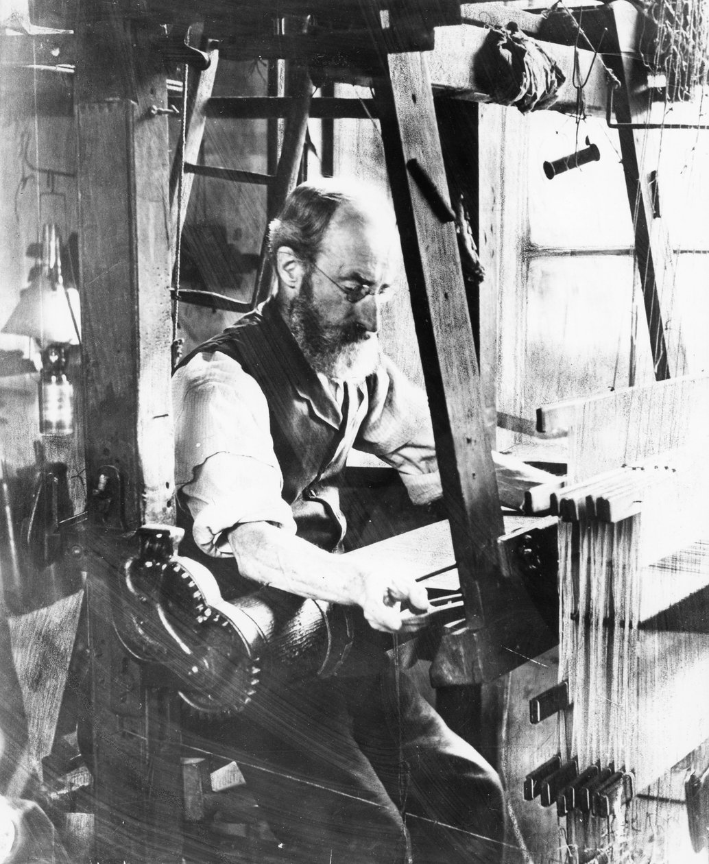 Homem, trabalhando, em, um, handloom de English Photographer