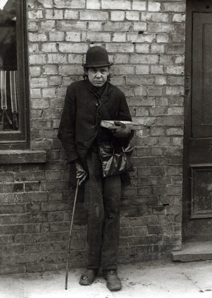Match-Seller. c.1900 de English Photographer