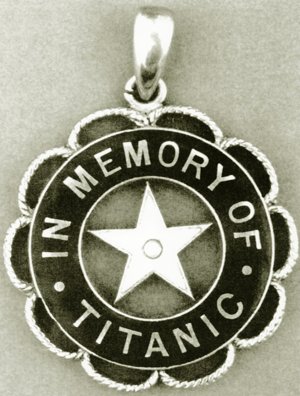 Medalha dada pela White Star Line aos sobreviventes do desastre do Titanic de English Photographer