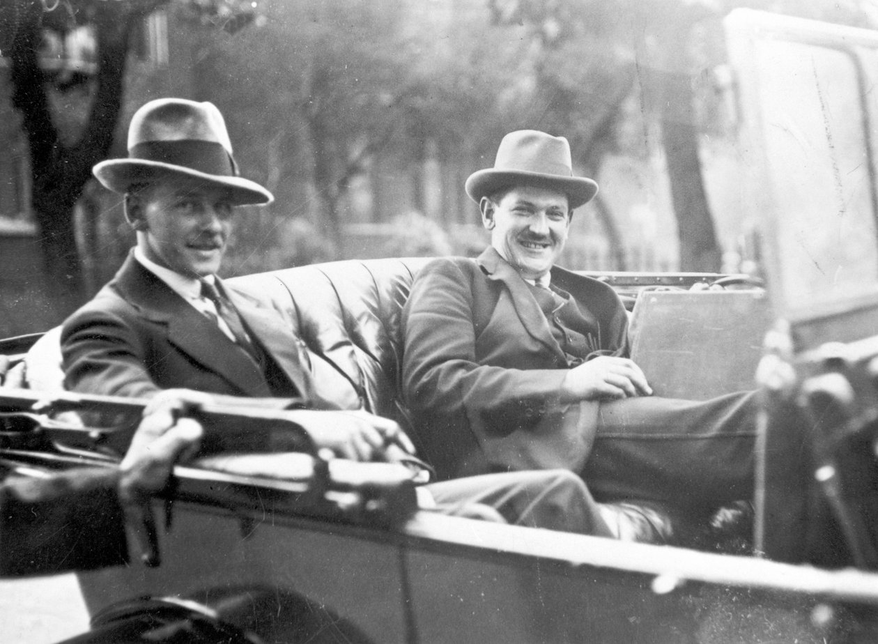 Michael Collins (1890-1922) com Emmet Dalton durante as discussões do tratado em Londres, 1921 de English Photographer