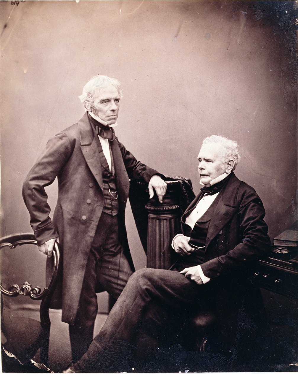 Michael Faraday (1791-1867) e William Thomas Brande (1788-1866) (sentado) entre 1850 e 1860 (impressão de albume) de English Photographer