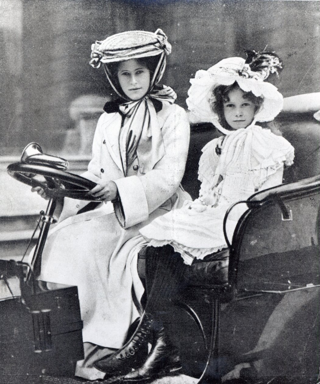 Millicent, Duquesa de Sutherland e sua filha na primeira reunião do Ladies Automobile Club, 1903 de English Photographer