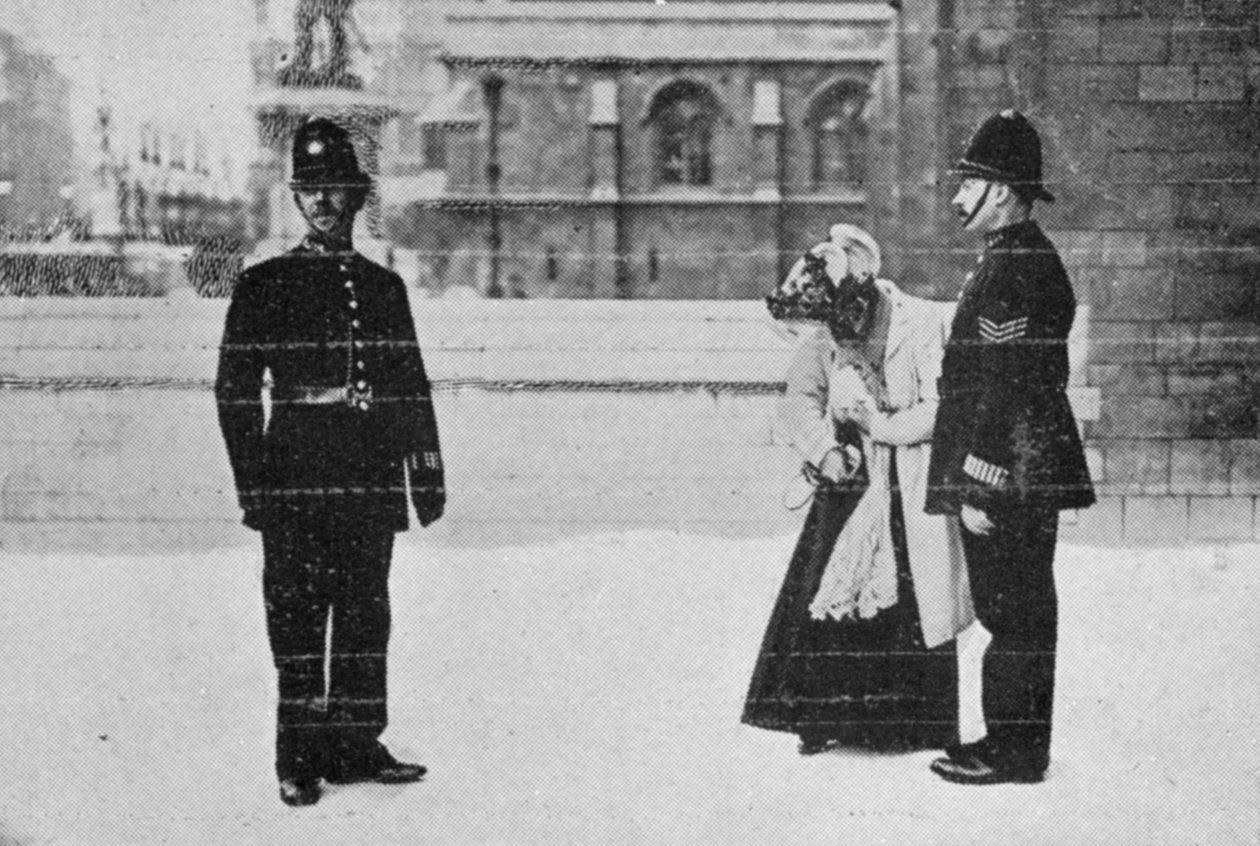 Miss Billington encontrando seu cartão, de um artigo intitulado The Reassembling of Parliament publicado em The Graphic, 27 de outubro de 1906 de English Photographer