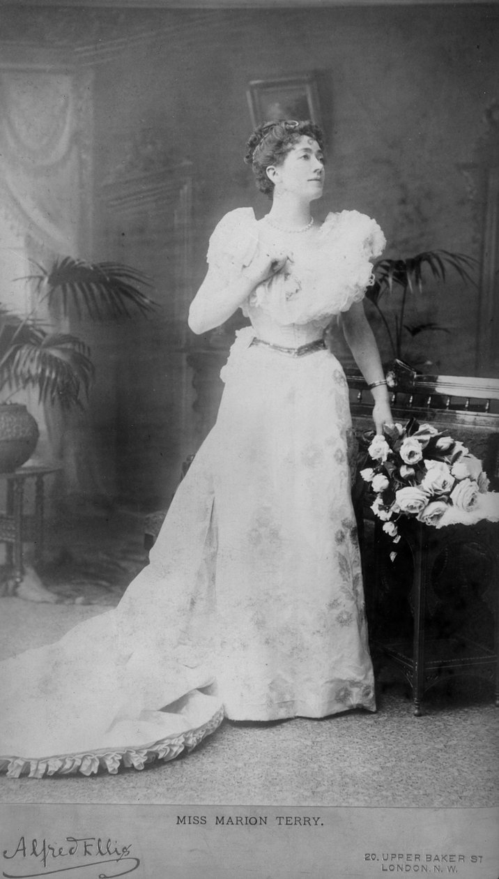 Miss Marion Terry como Lady Windermere, fotografada por Alfred Ellis, em Lady Windermeres Fan, se apresentou no St. James Theatre, em 20 de fevereiro de 1892 de English Photographer