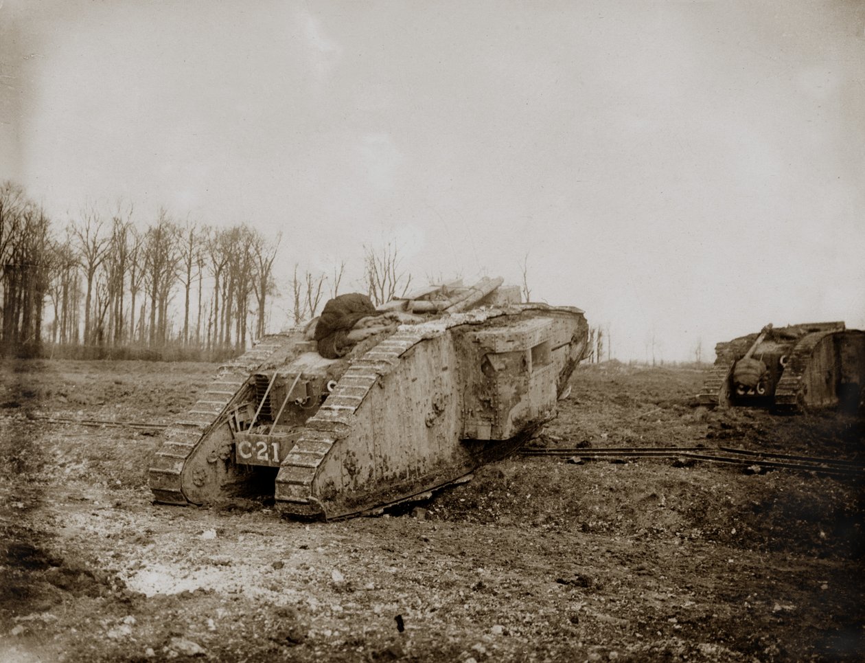 Tanques Mk II entrando em ação em Arras, 1917 de English Photographer