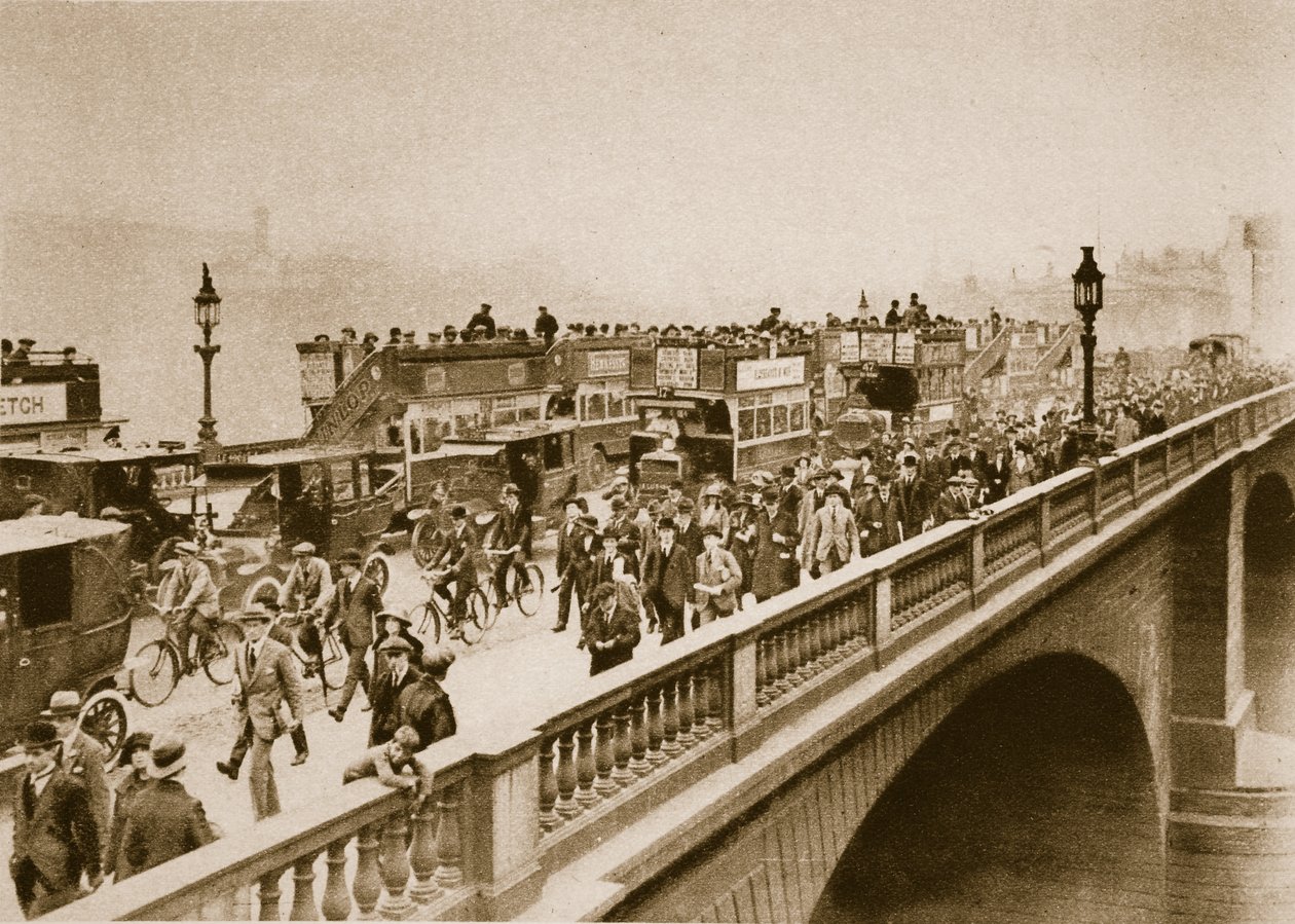 Segunda-feira de manhã hora ush na ponte de Londres (foto sépia) de English Photographer