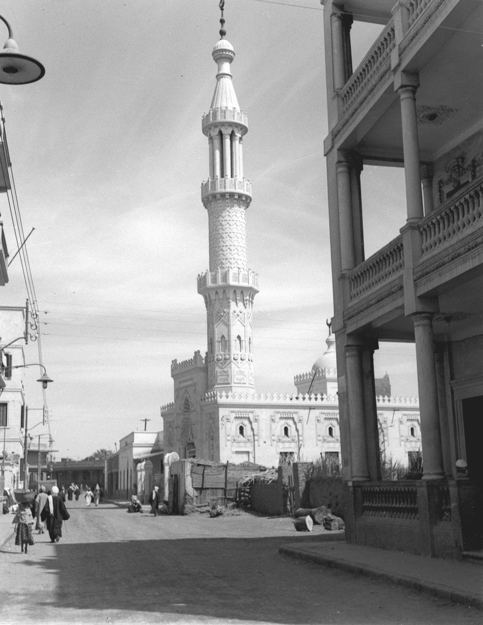 Mesquita no Luxor moderno, de um álbum contendo 206 fotografias compiladas pelo Major WHJ Sale, 1940-43 de English Photographer