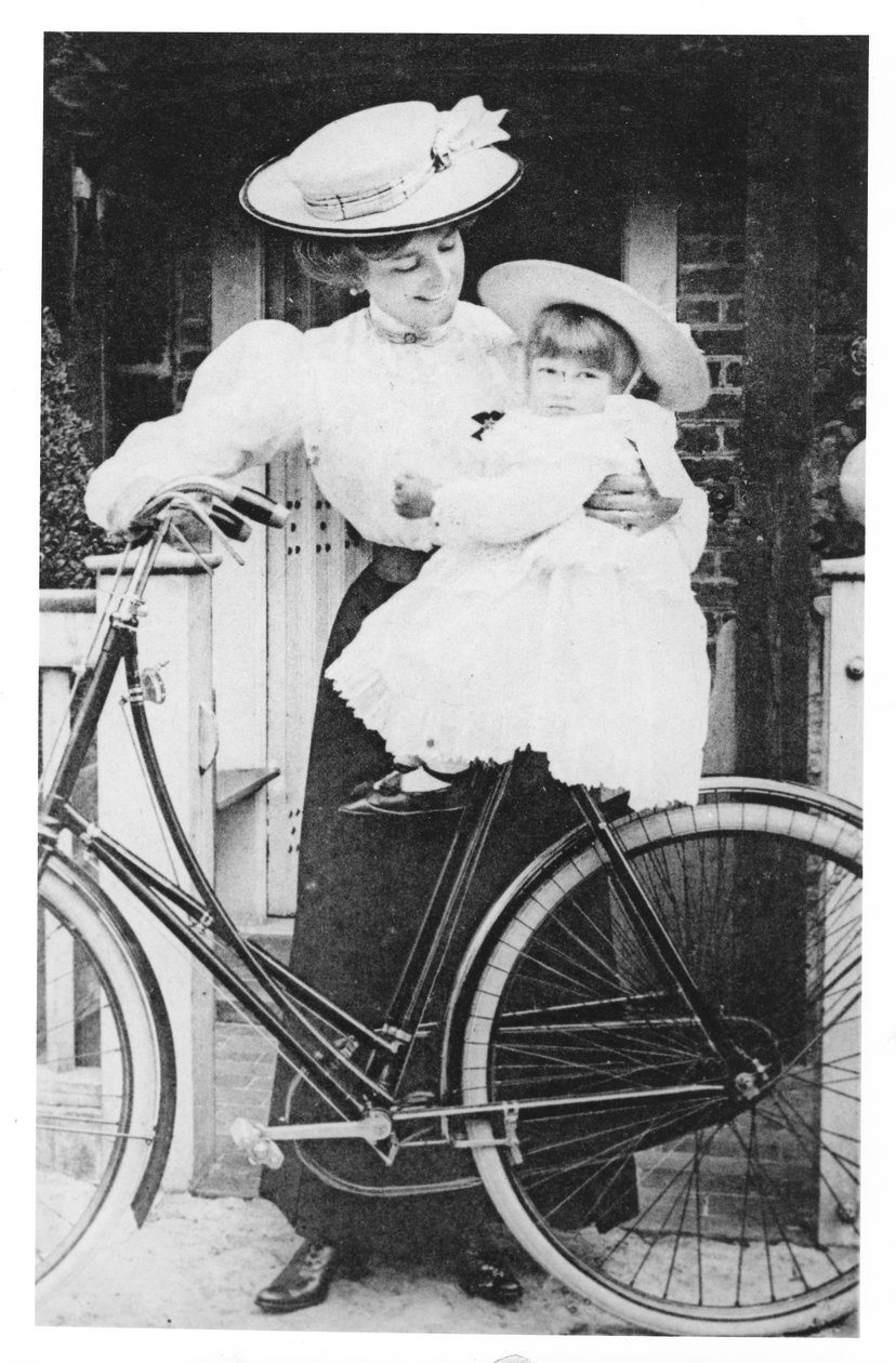 Mãe e filho em uma bicicleta, c.1890s de English Photographer