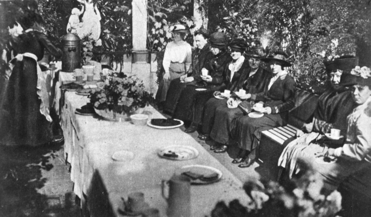 Dia das Mães: Lady Byron entretém mães de homens de guerra para o chá, de The Illustrated War News, 16 de agosto de 1916 de English Photographer