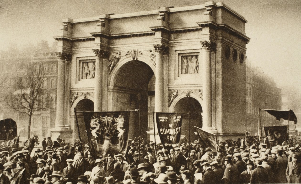 Polícia montada escolta uma procissão de comunistas passando por Marble Arch (foto sépia) de English Photographer