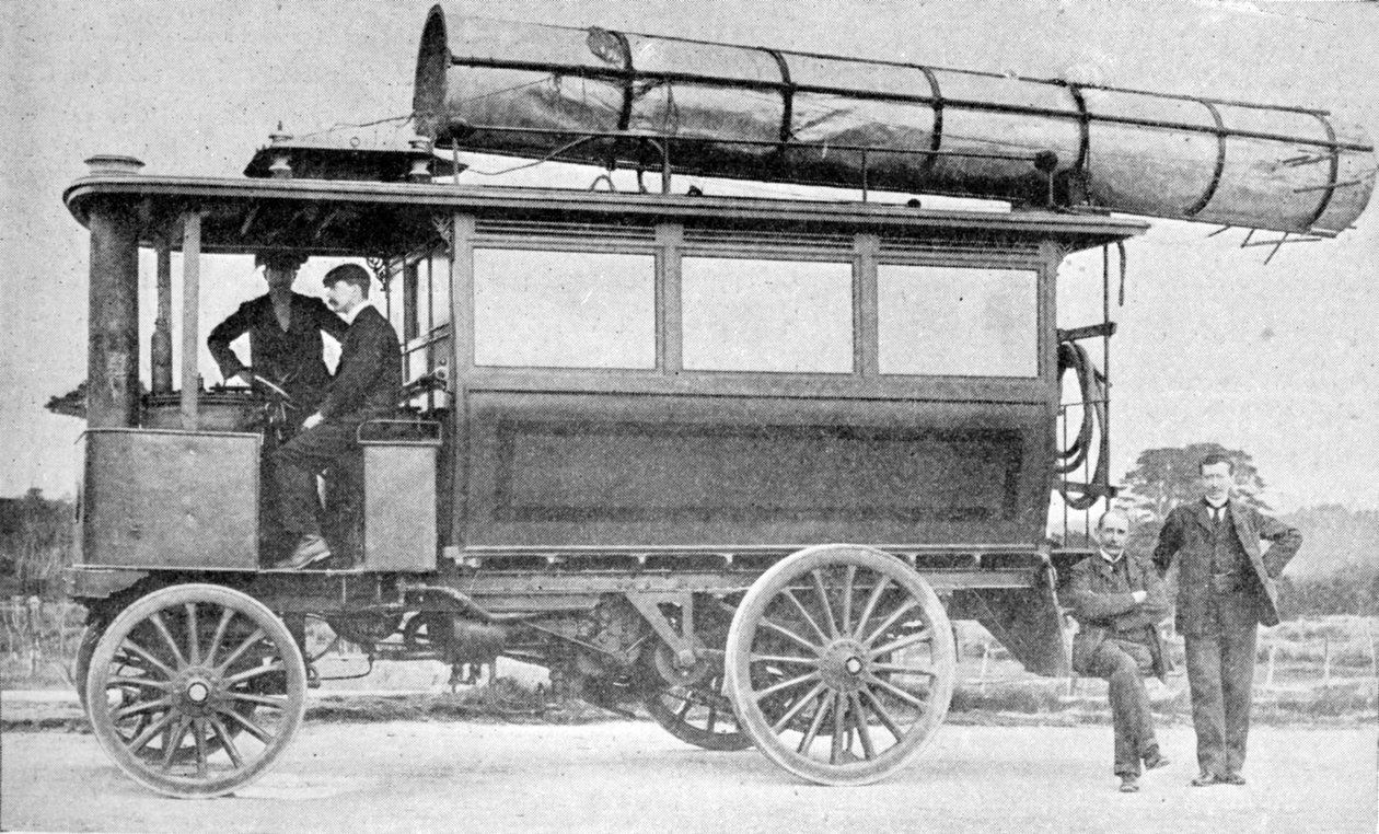 Sr. Marconis Motor Car, equipado com um funil para transmitir e receber telegramas sem fio, ilustração de The King, 25 de maio de 1901 de English Photographer