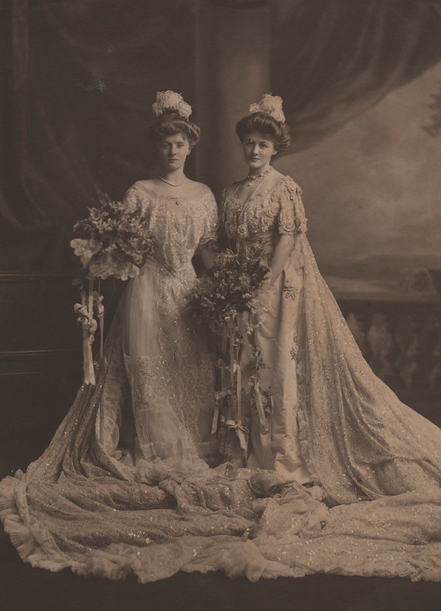 Sra. Arthur Lee e Miss Faith Moore, irmãs americanas, usando vestido para apresentação na corte de Eduardo VII, c.1905 de English Photographer