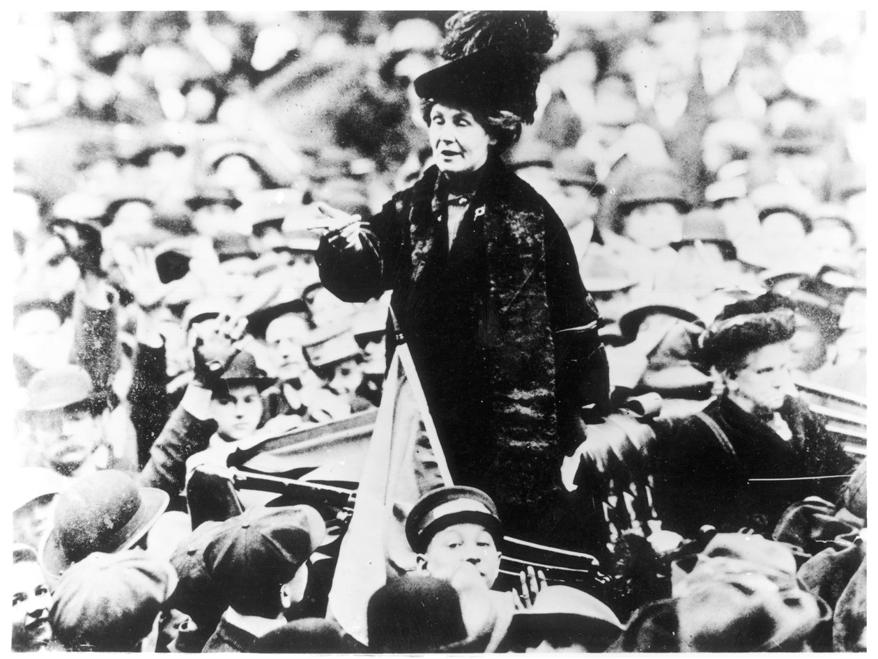 Sra. Emmeline Pankhurst (1857-1928) dirigindo-se a uma multidão em Nova York de English Photographer