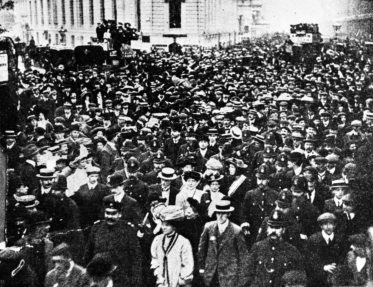 Sra. Pankhurst Liderando a Delegação, c.1908 de English Photographer