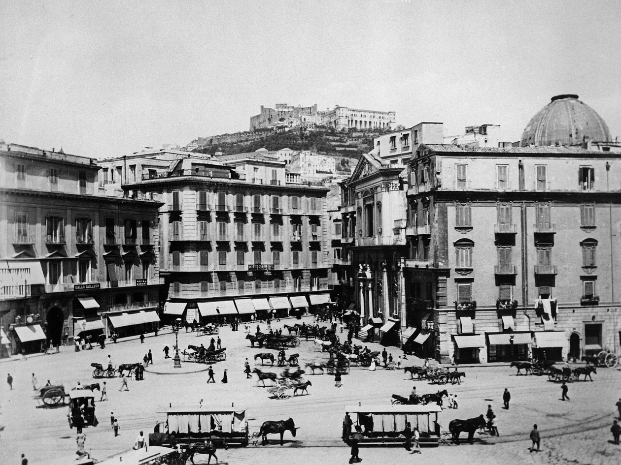 Nápoles: a Praça de San Fernando e o Castelo de Sant Elmo de English Photographer