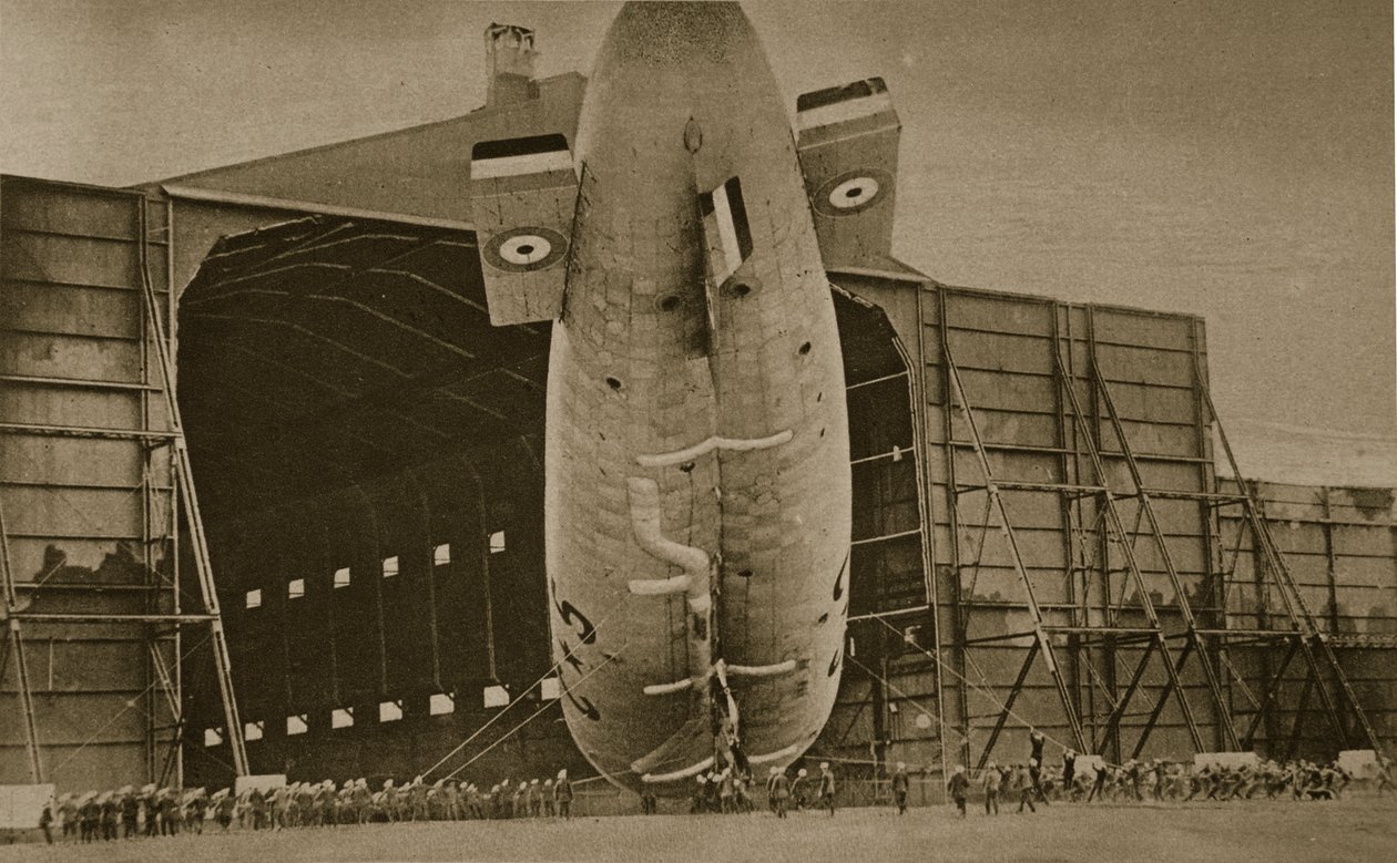 Negociando um dirigível naval em um hangar, 1914-19 de English Photographer