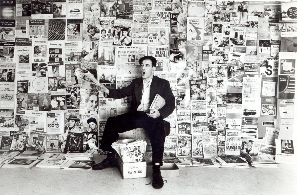 Vendedor de jornais, c.1960 de English Photographer