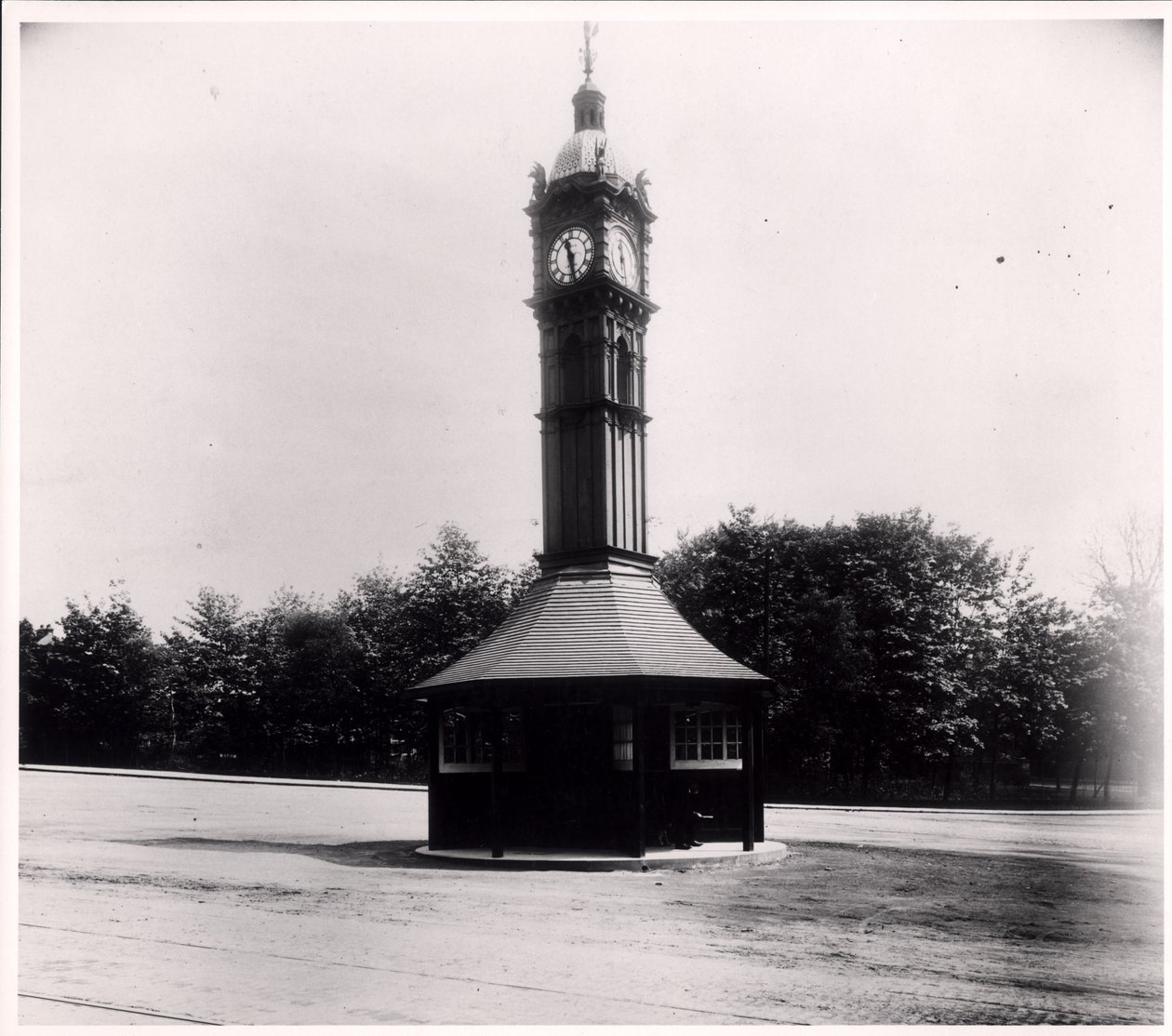 Oakwood Clock, feito pela Potts & Sons, originalmente em Kirkgate Market Hall, Leeds, 1914 de English Photographer