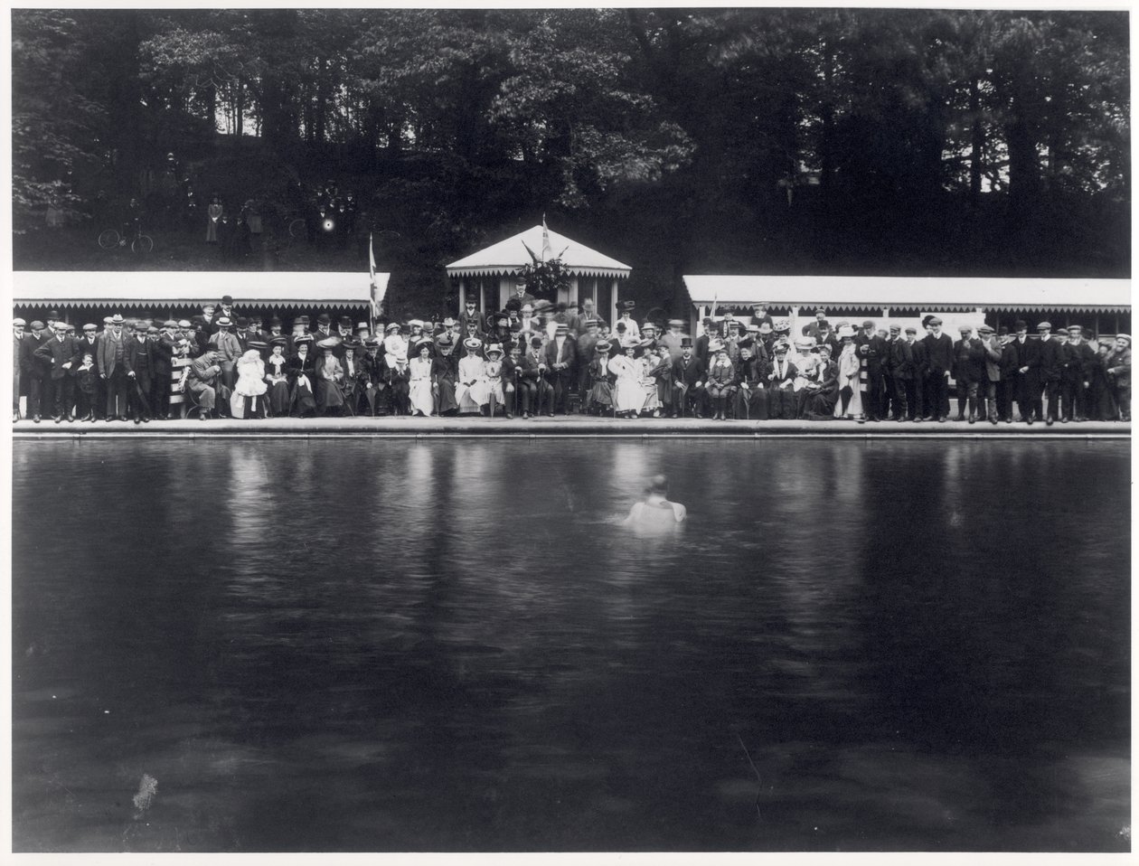Abertura oficial da piscina ao ar livre Roundhay Park, Leeds, 29 de julho de 1907 de English Photographer