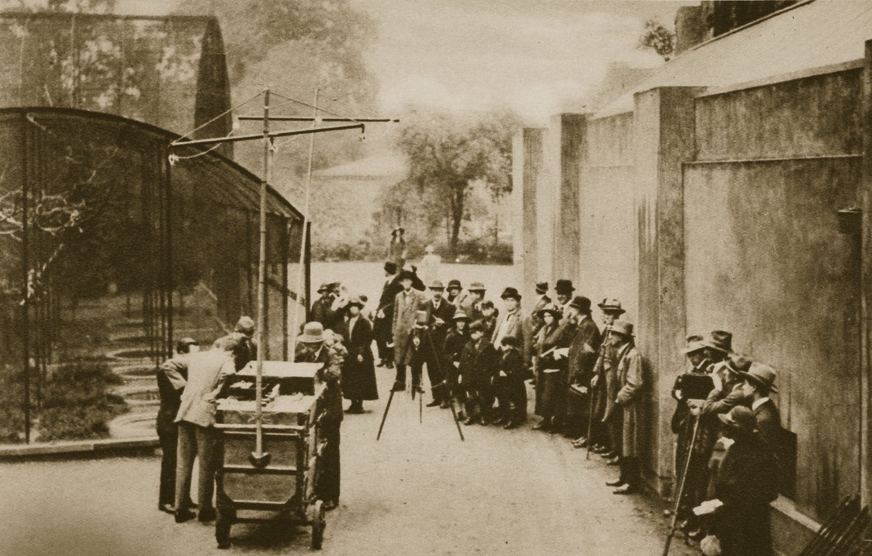 Funcionários da British Broadcasting Corporation, preparando-se para transmitir ruídos do aviário no zoológico de Londres (foto sépia) de English Photographer
