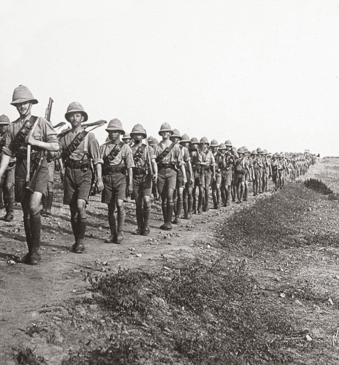 Na longa marcha através do calor tórrido em Bagdá, 1917 de English Photographer