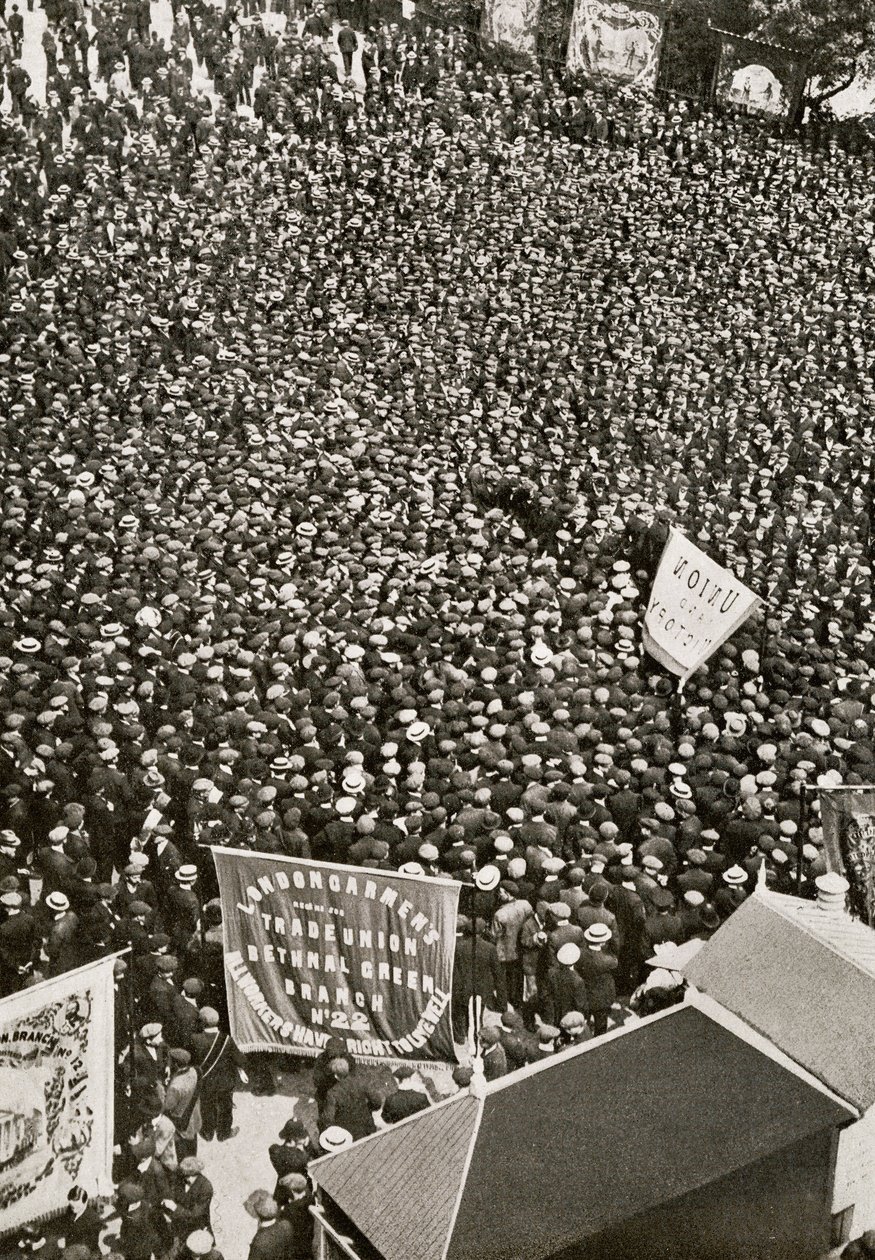 Demonstração ao ar livre durante a greve de transporte, 1912, de &39;The Year 1912&39;, publicado em Londres, 1913 de English Photographer