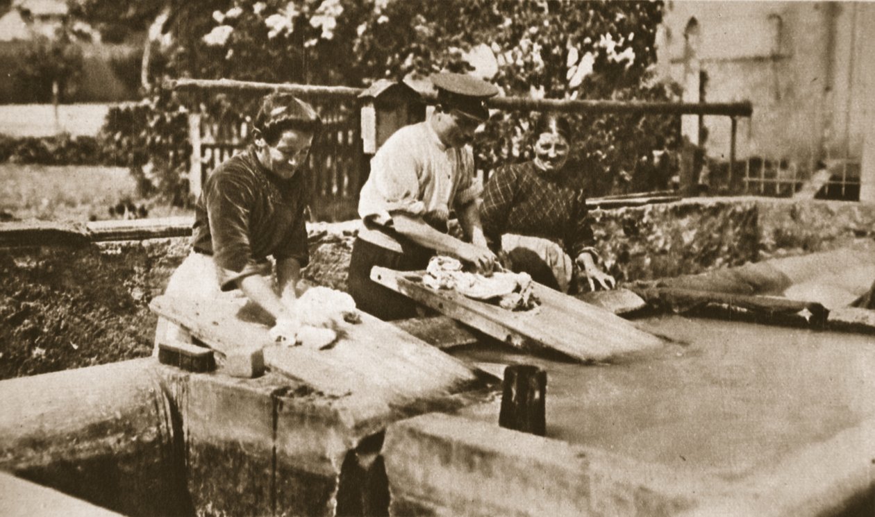 Nossos prisioneiros trocados da Alemanha foram transferidos para a Suíça: no Chateau dOex, do The Illustrated War News, 21 de junho de 1916 (foto sépia) de English Photographer