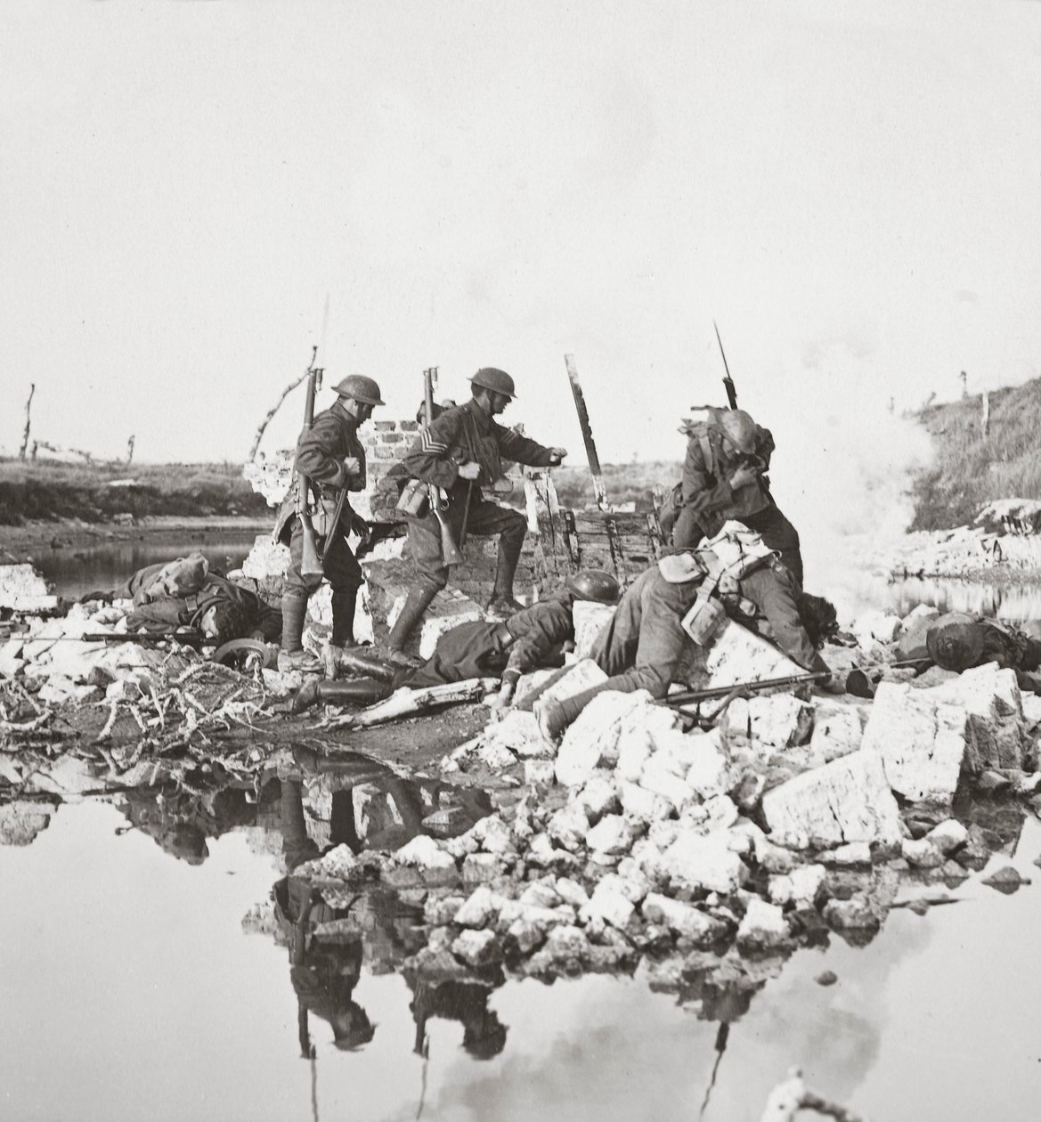Nossos homens destemidos lutam contra grandes dificuldades, minam as pontes e se retiram através do Canal Crozat, 1918 de English Photographer