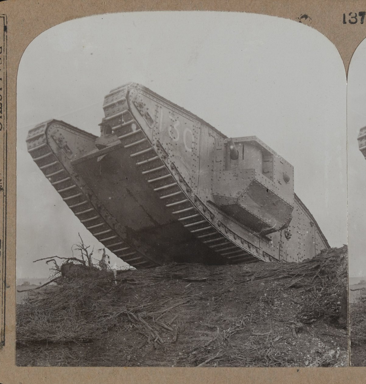 Nossos tanques de monstros quebram os cinturões de arame farpado e surpreendem completamente os hunos em Cambrai, 1914-1918 de English Photographer