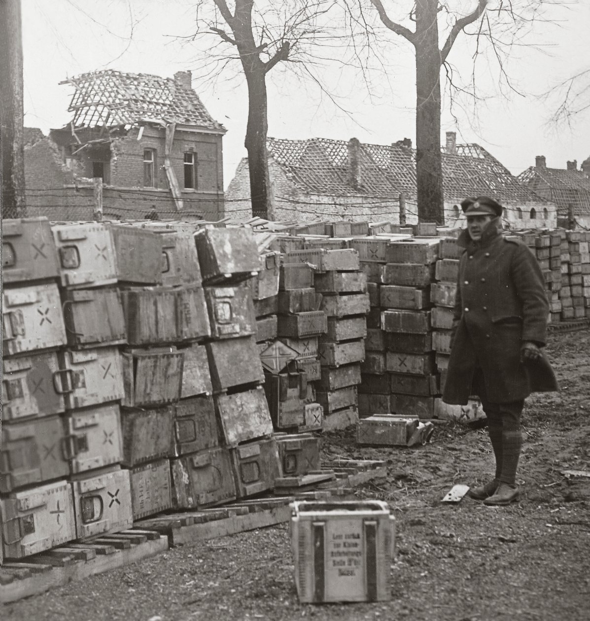 Nosso rápido avanço perto de Cambrai obrigou os alemães a abandonarem grandes quantidades de munição. de English Photographer