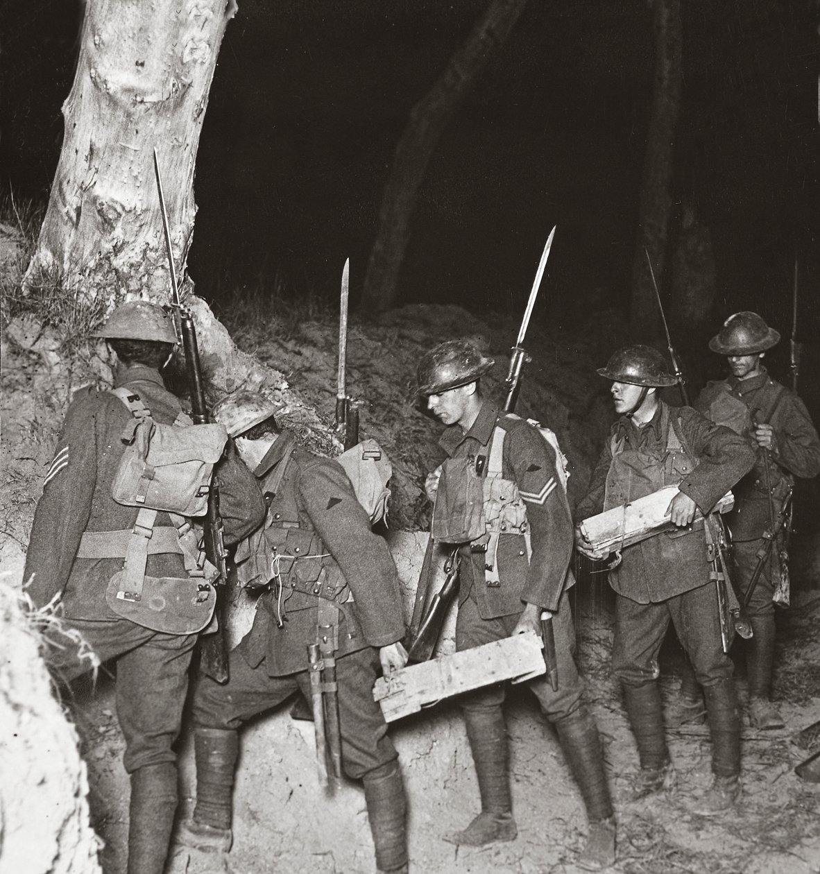 Nossas tropas partindo de uma seiva em uma operação noturna para cortar os hunos segurando em Villers-Bretonneux, 1918 de English Photographer