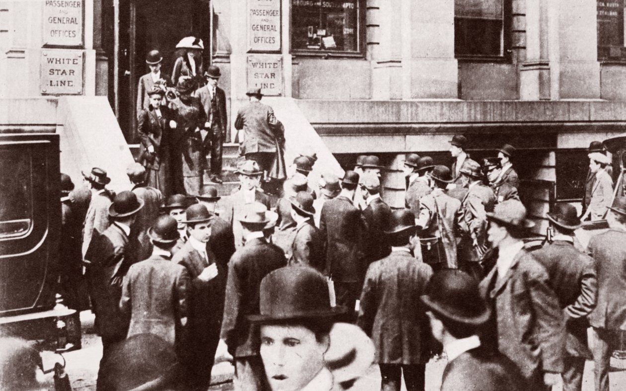 Fora dos escritórios da White Star Line após o naufrágio do Titanic, 1912 de English Photographer
