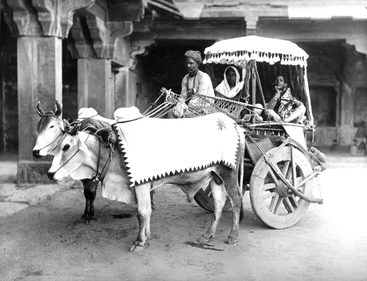 Carrinho de boi, Índia, c.1907 de English Photographer