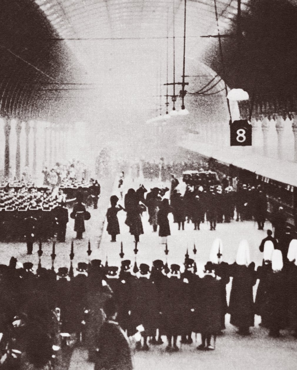 Estação de Paddington, corpo de George V no caminho para seu local de descanso final em Windsor, 1936 de English Photographer