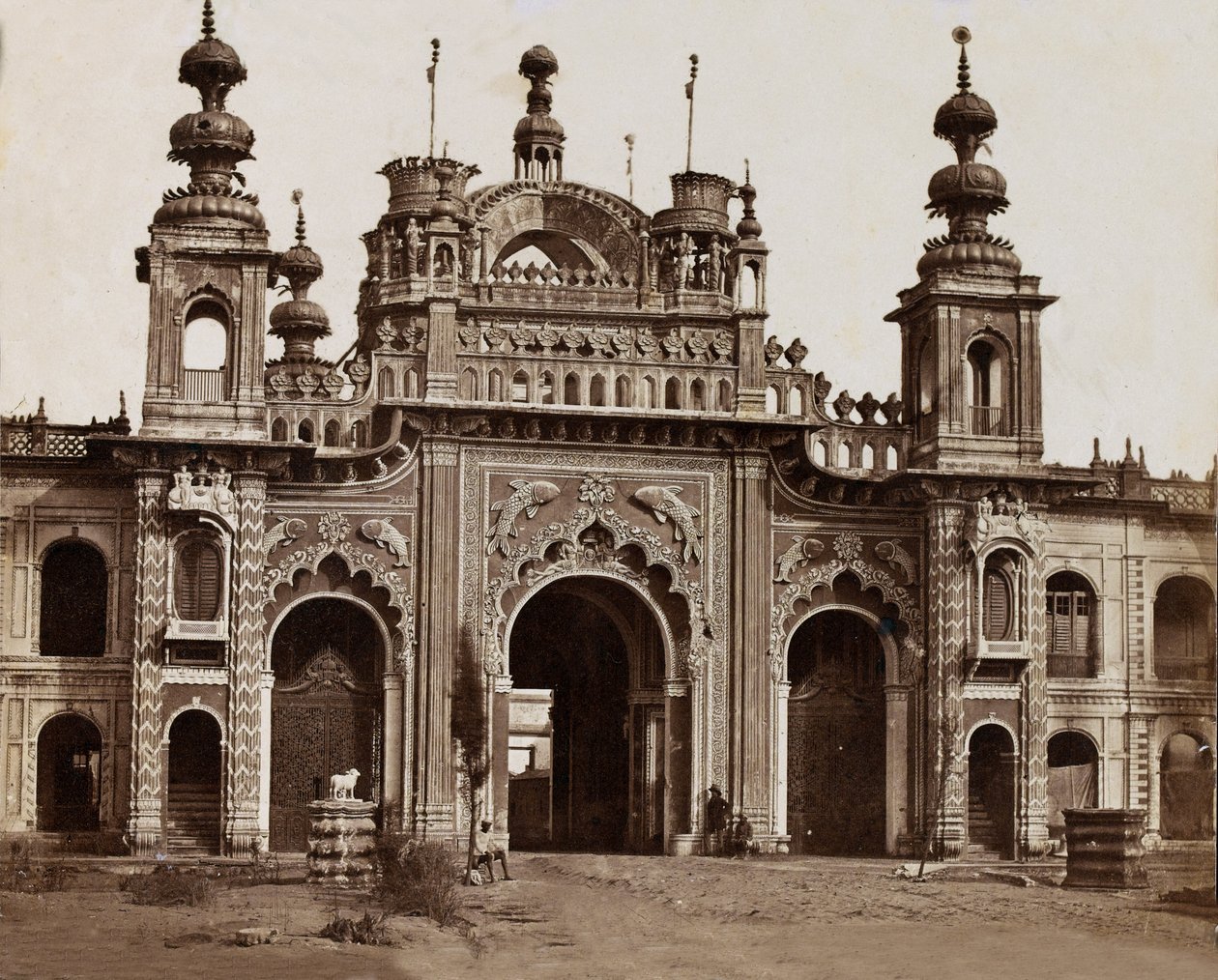 Gateway do palácio, c.1858 de English Photographer