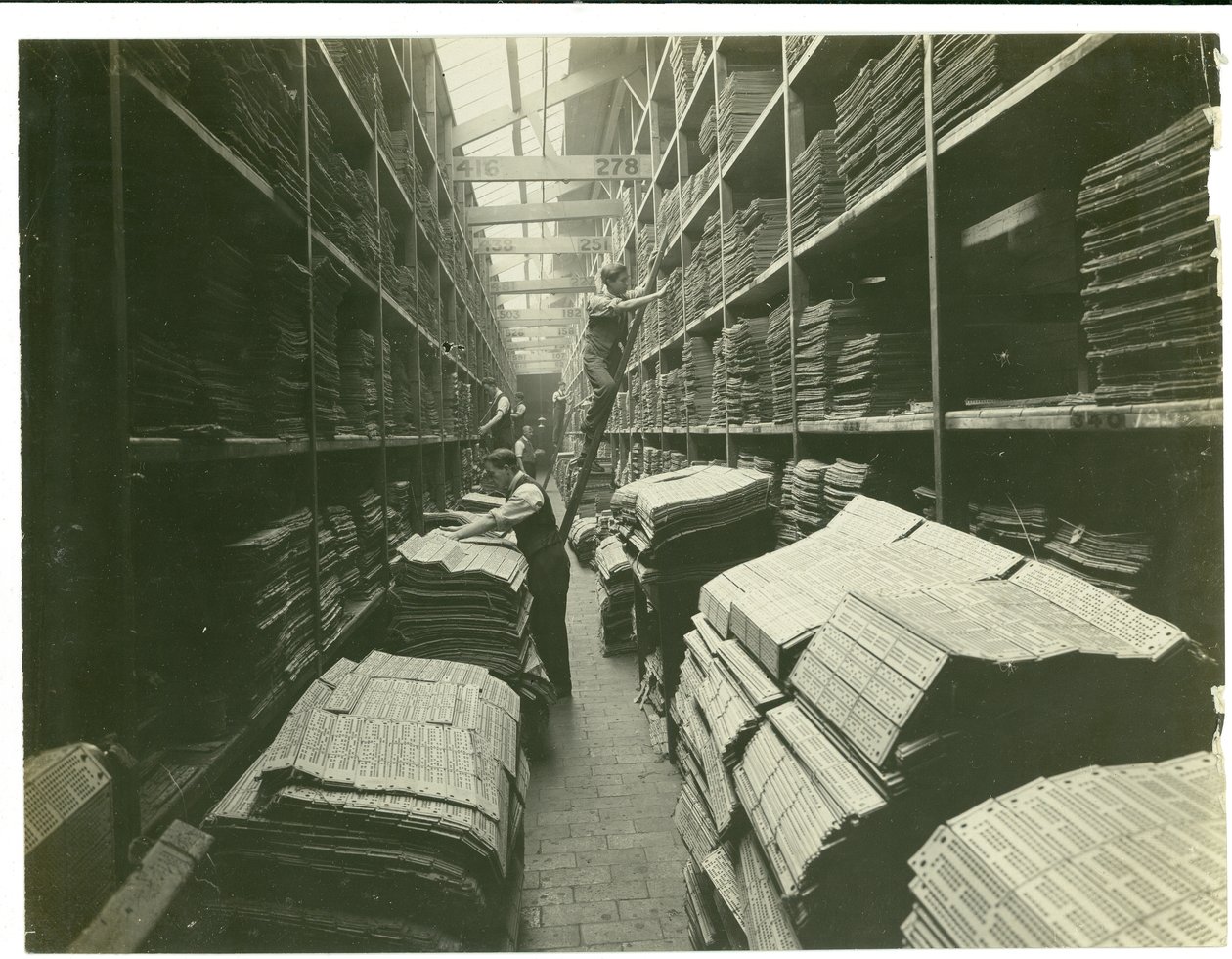 Parte da sala de cartão Jacquard, fábrica de tapetes, 1923 de English Photographer