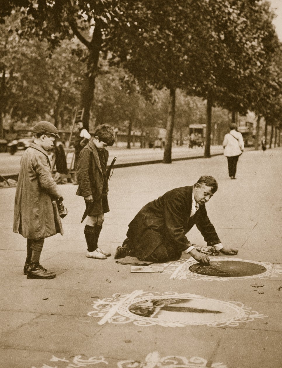 Artista de pavimento no Embankment, observado por crianças (foto sépia) de English Photographer