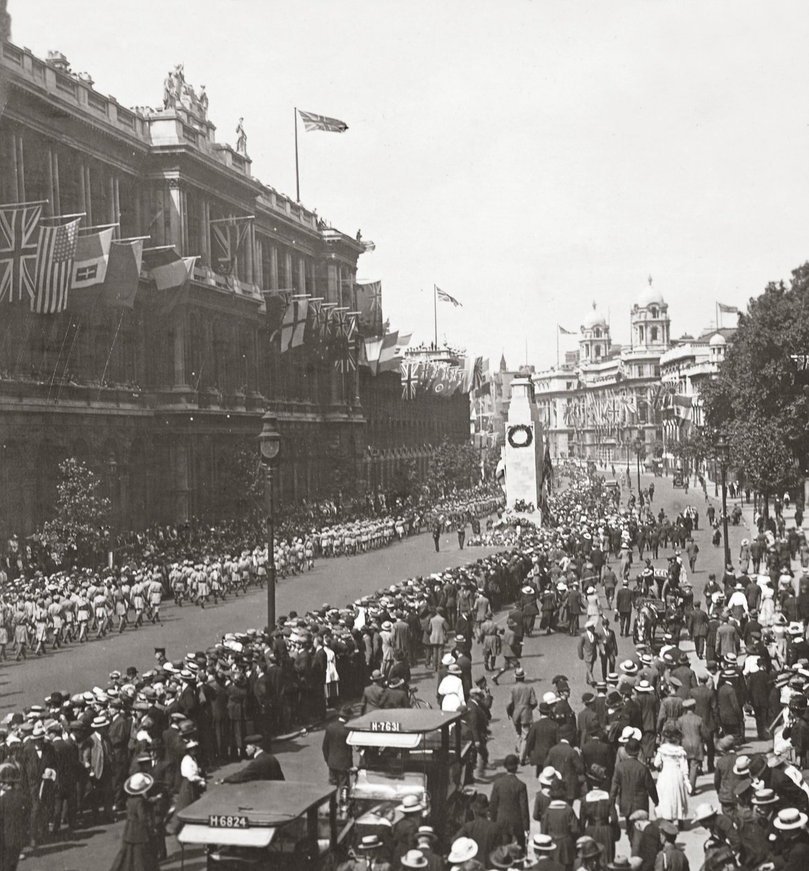 Procissão de paz das tropas indianas saudando o guerreiro desconhecido no Cenotáfio, Whitehall, 19 de julho de 1919 de English Photographer