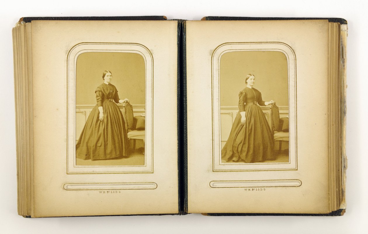 Álbum de fotografias contendo 31 cartões de visita, 1867 de English Photographer