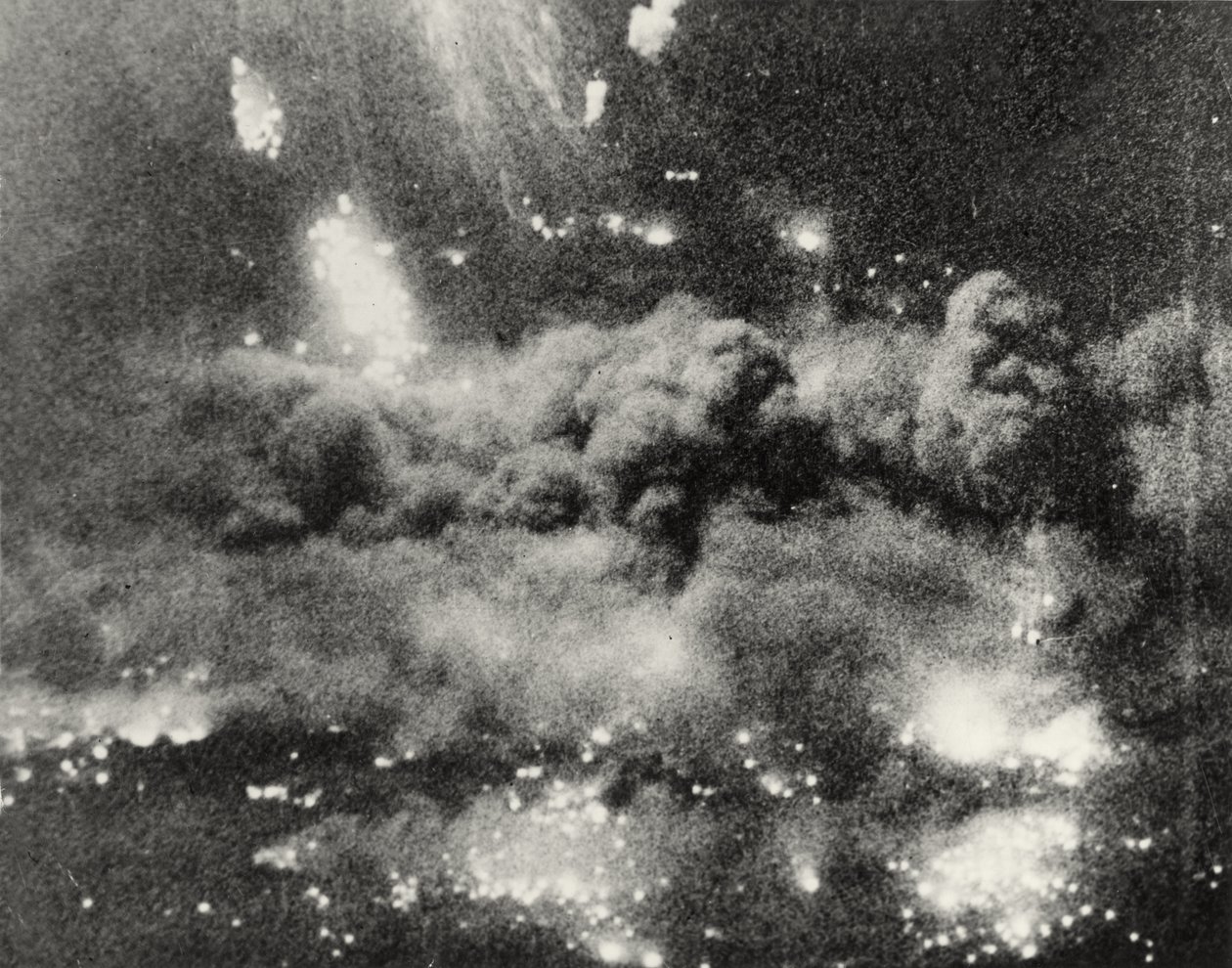 Fotografia mostrando vistas de Berlim, incluindo danos causados por bombas, Alemanha, 1945 de English Photographer
