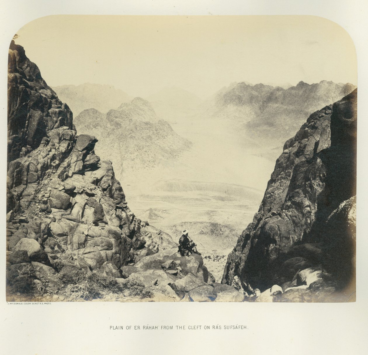 Planície de Er Rahah da fissura em Ras Sufsafeh, 1867 de English Photographer