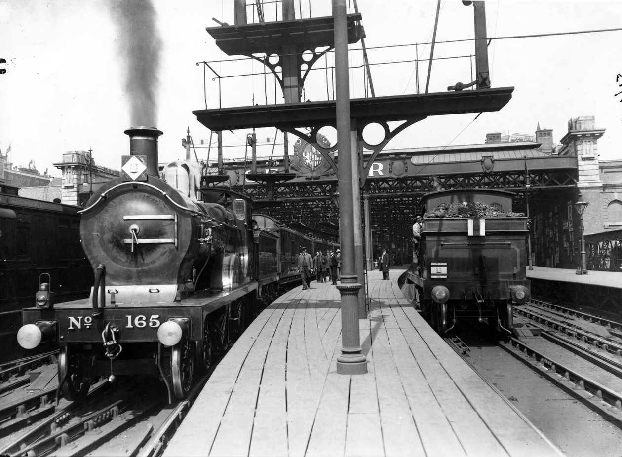 Plataformas na estação Charing Cross, 1913 de English Photographer