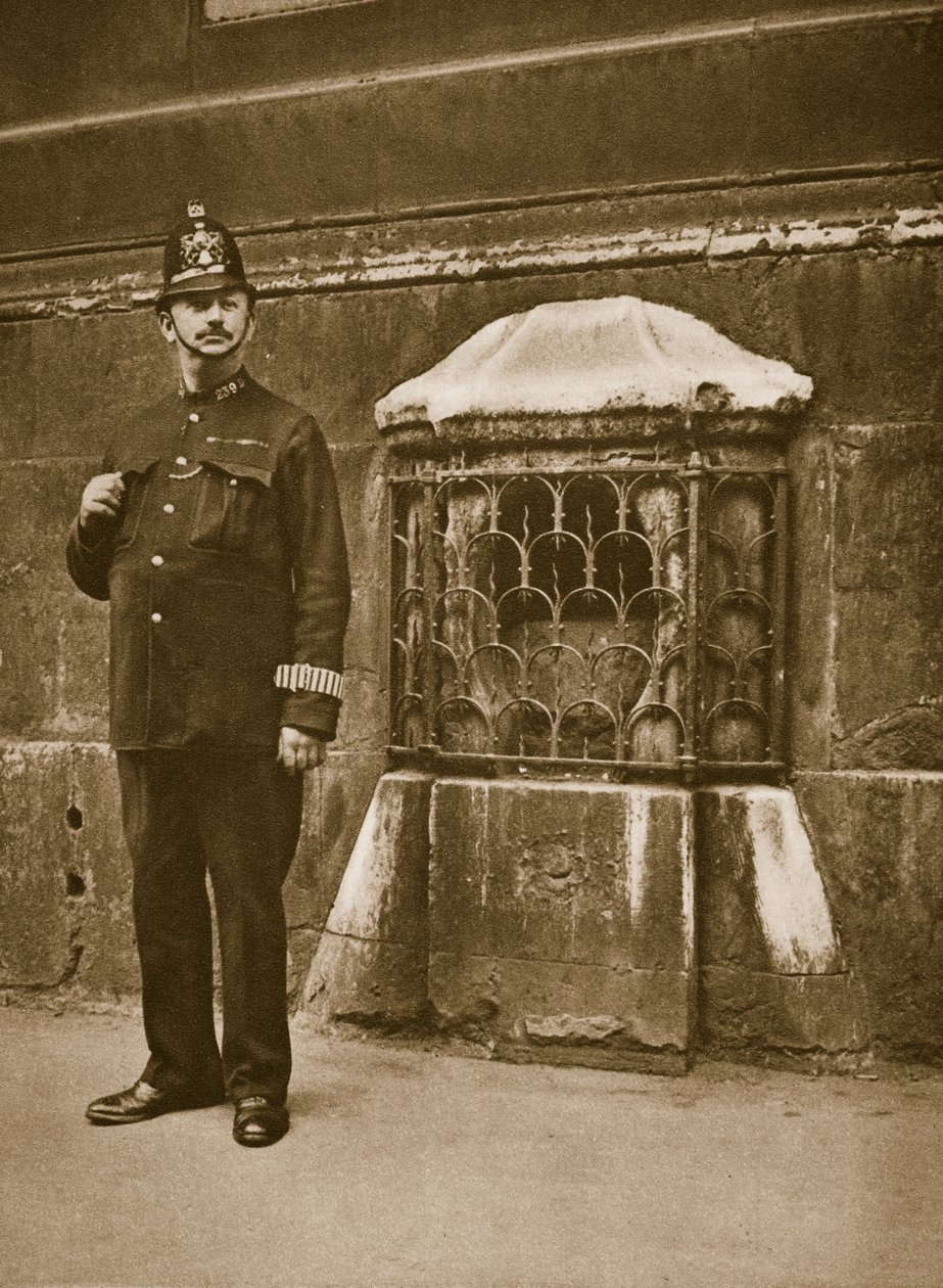 Policial, ficar, perto, um, pedra, jogo, em, parede, de, st, Swithins, canhão, rua, (sepia, photo) de English Photographer