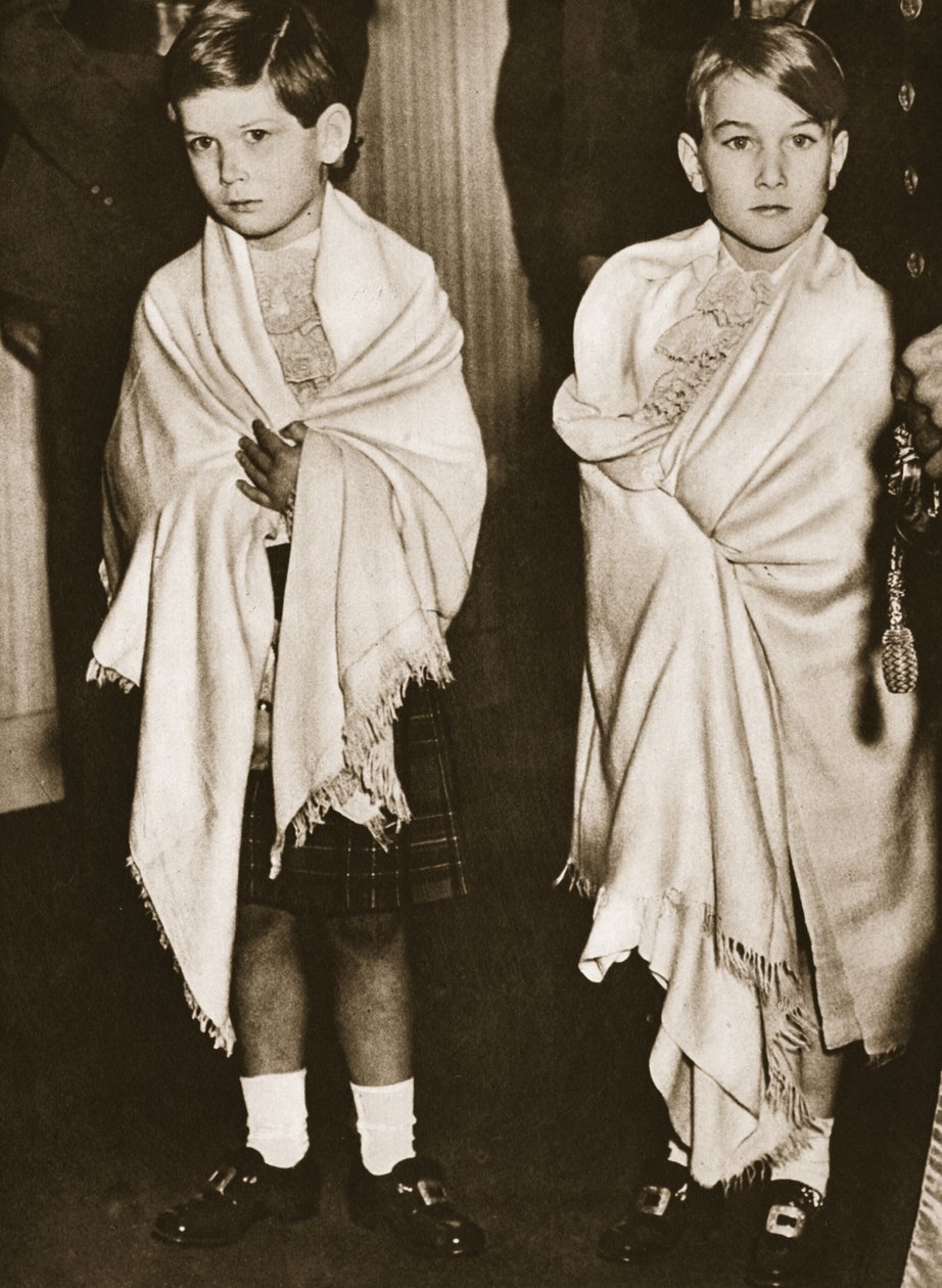 Príncipe Michael de Kent e Príncipe William de Gloucester, rapazes de página no casamento da princesa Elizabeth, 1947 (fotogravura) de English Photographer