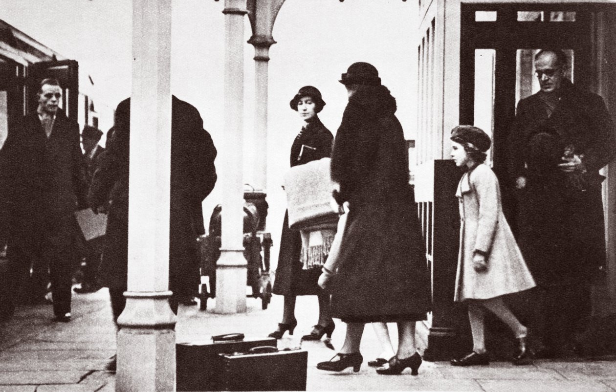 Princesa Elizabeth e Princesa Margaret Rose retornando a Londres, janeiro de 1936 de English Photographer