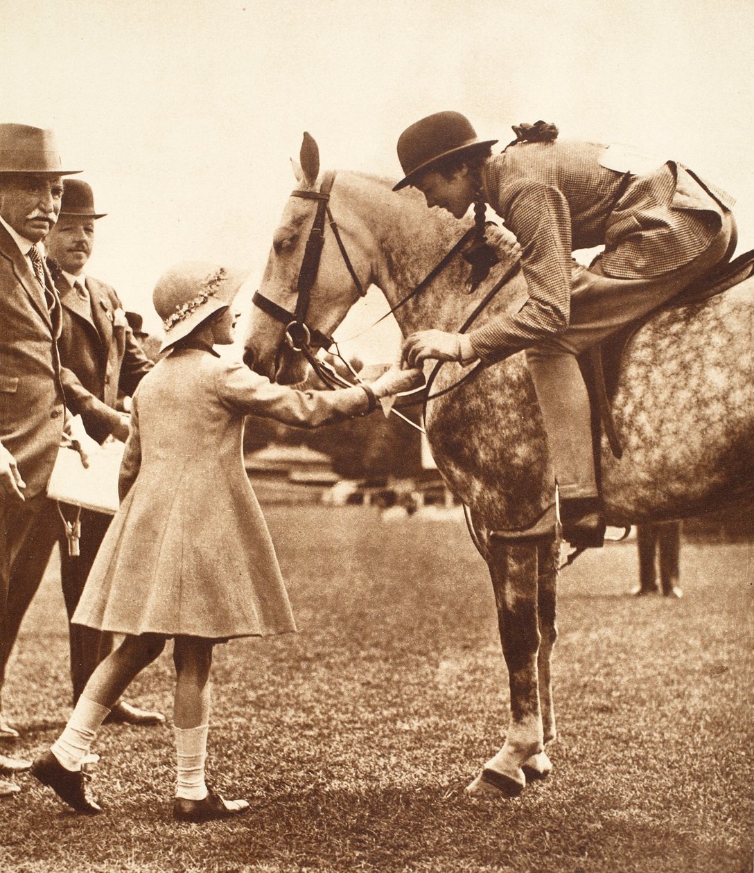Princesa Elizabeth e um concorrente, dia das crianças no Richmond Horse Show de English Photographer