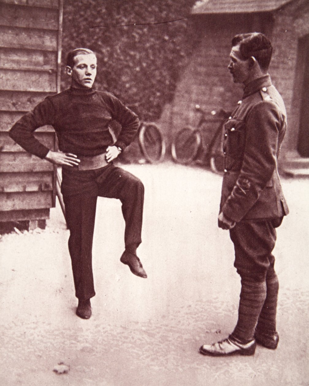 Private Jimmy Wildes broca primeiro em Aldershot, ilustração do The Illustrated War News, 7 de fevereiro de 1917 (foto sépia) de English Photographer