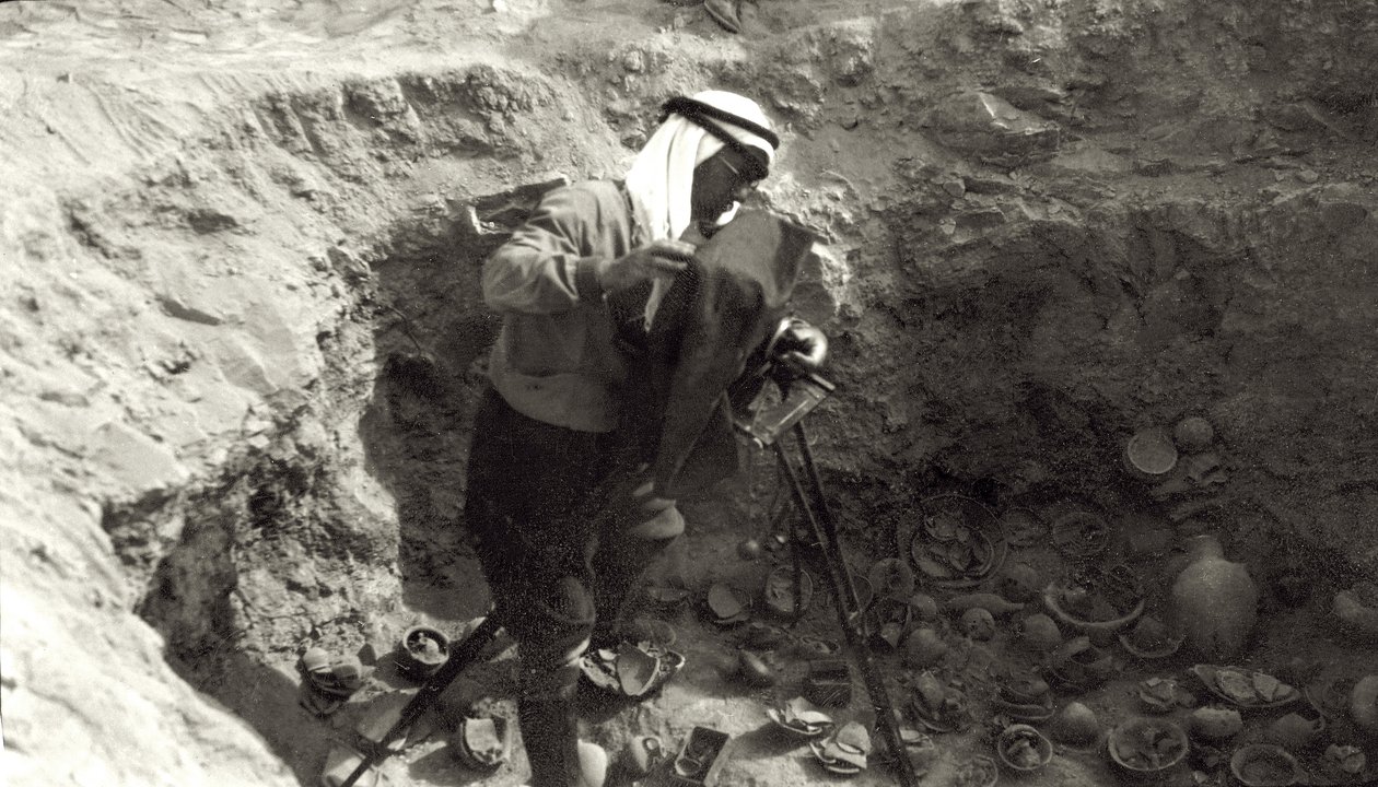 Professor John Garstang fotografando cerâmica quebrada in situ nas escavações de Jericó, 1930-36 de English Photographer