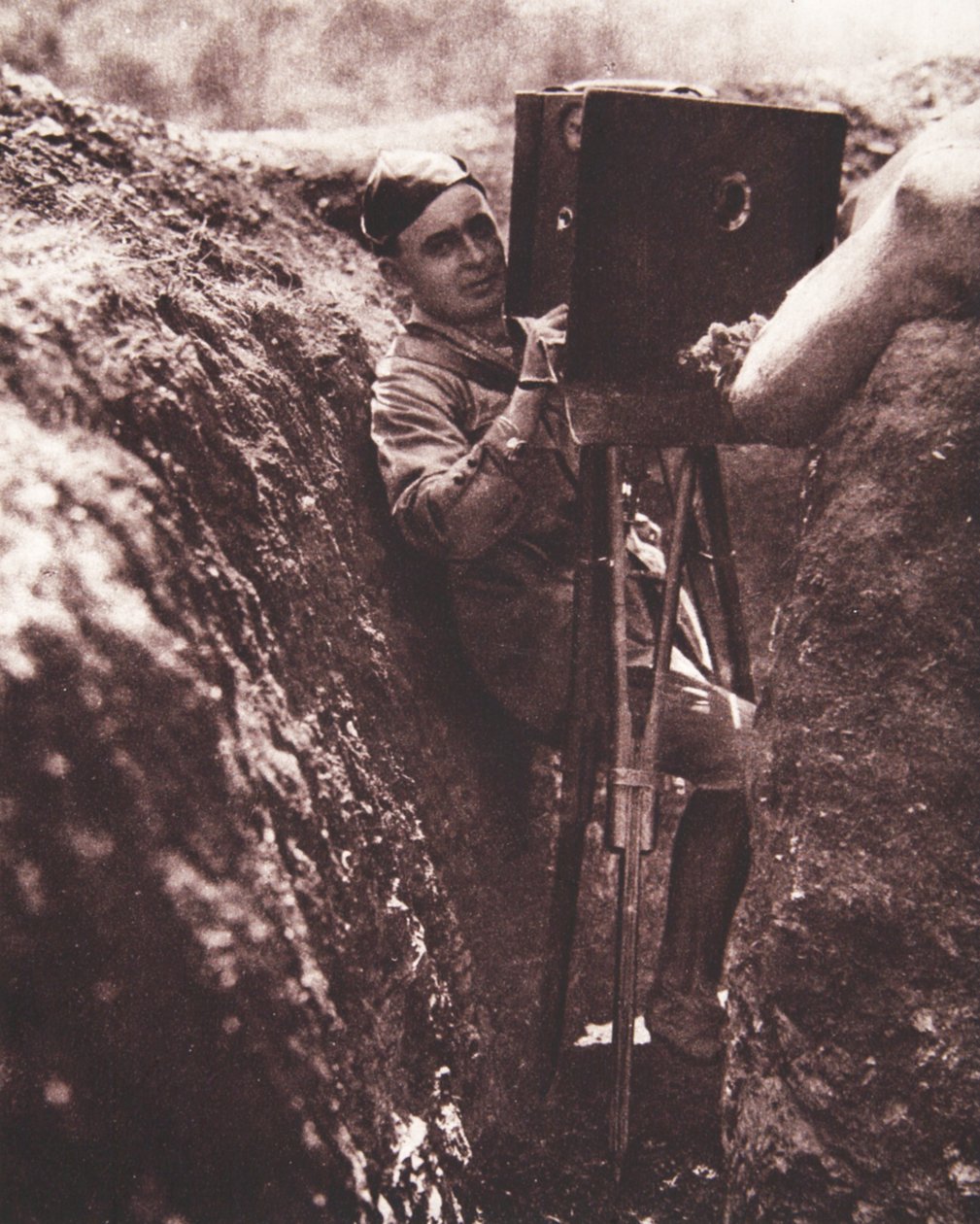 Protegido de balas por um escudo de aço blindado: o operador no trabalho, ilustração do The Illustrated War News, 13 de setembro de 1916 (foto sépia) de English Photographer