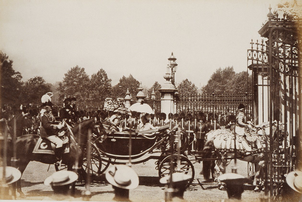 Rainha Vitória (1819-1901) sendo conduzida pelo centro de Londres durante suas celebrações do Jubileu de Ouro, 1887 de English Photographer